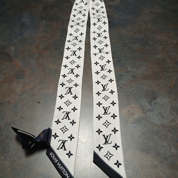 Authentic Louis Vuitton Monogram Black and Gold Scarf - Picture 3 of 11